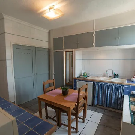 De 2 Au 1er Etage *