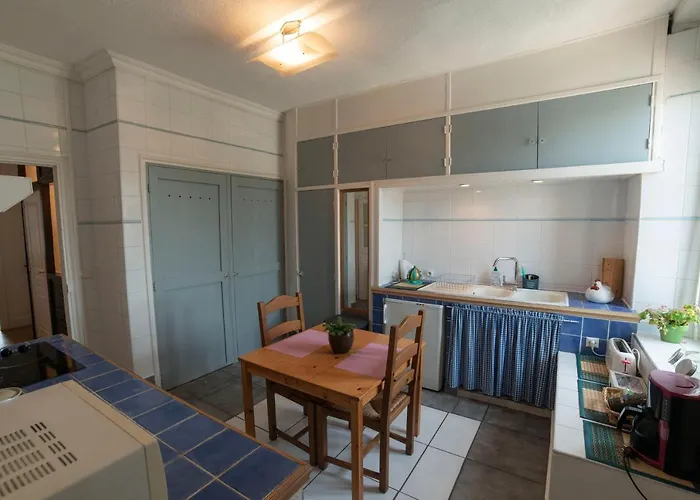 De 2 Au 1er Etage *